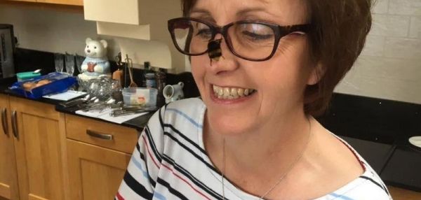 Ей всегда хорошо со мной». Женщина приютила у себя пчелу, родившуюся без крыльев: у насекомого есть свой садик, и оно любит сидеть на руках хозяйки